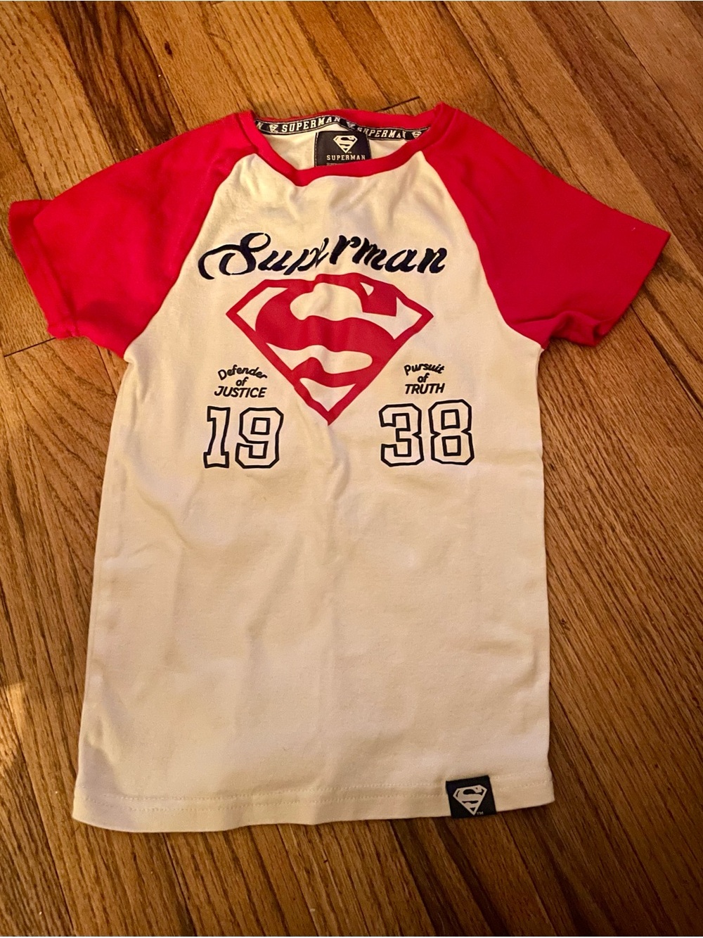DC Comics Superman Raglan Tee in White and Red-Size XS (4)